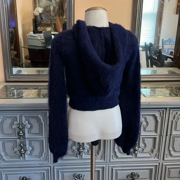 House of Harlow 1960 x REVOLVE Vaughn Eyelash Fuzzy Pullover Hoodie Deep Blue XS - Picture 9 of 11